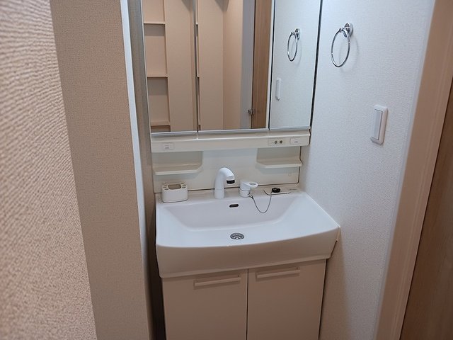 洗面設備　明るい洗面所です