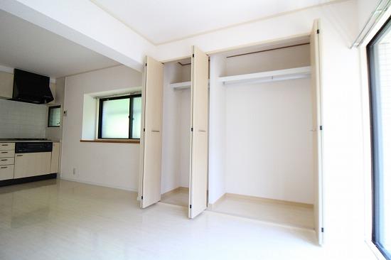 収納　類似部屋写真（部材色が異なります）