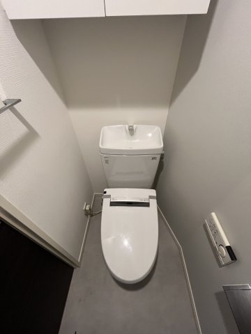 トイレ　掲載写真は別室のものです。実際のお部屋とは一部仕様や設備の違