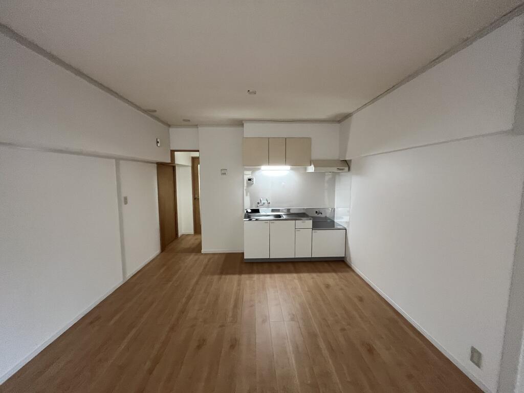 第16大橋IR BLD.の居間写真