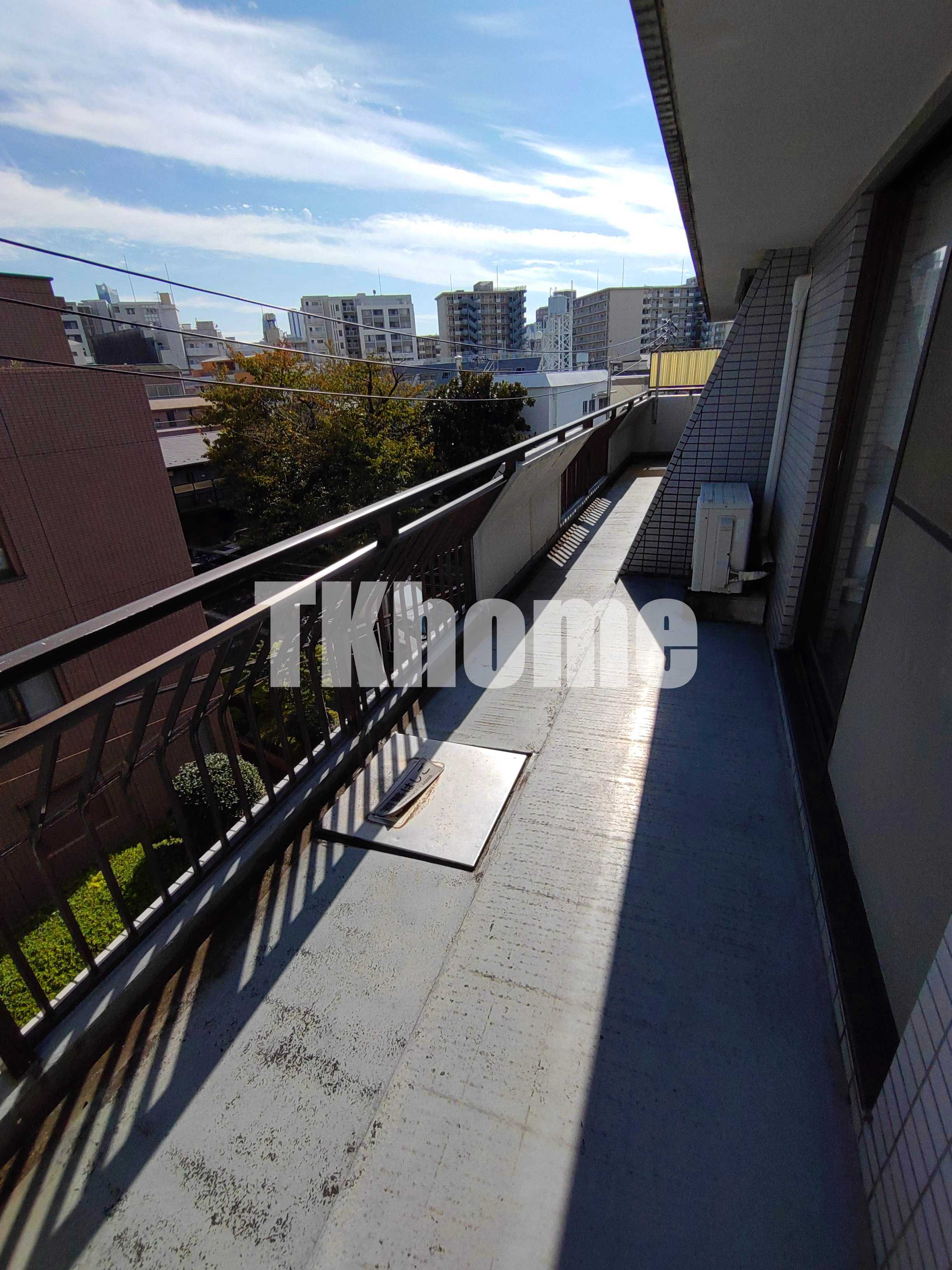 バルコニー　どのお部屋からでもバルコニーに出れます