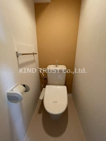 トイレ　落ち着いた色調のトイレです