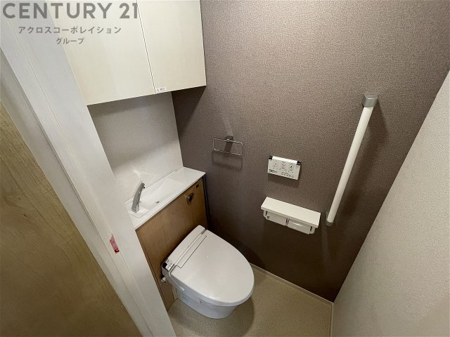 トイレ　温水洗浄便座付きのトイレです♪