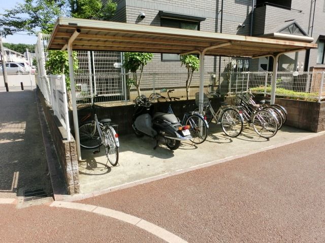 その他共有部分　屋根付駐輪場。