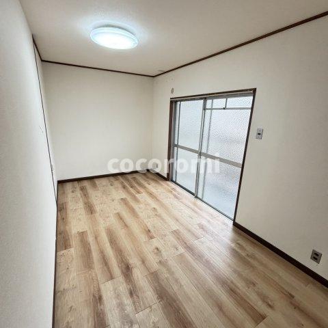 三井車庫付きリノベ貸家の居間写真
