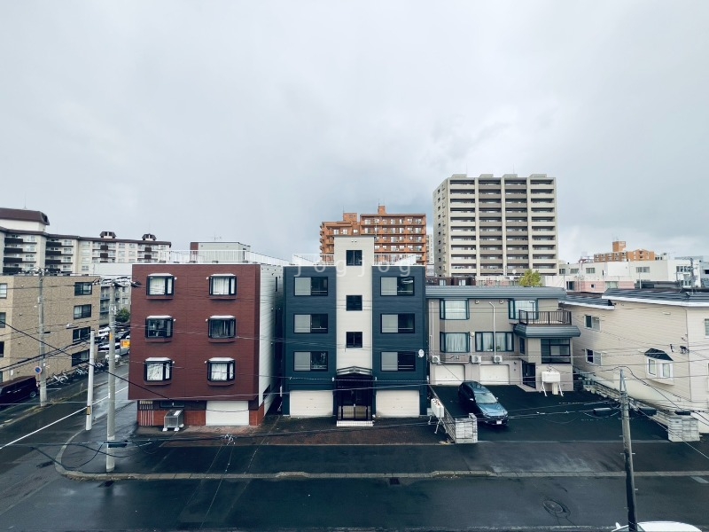 眺望　窓から明るい光が差し込みます。