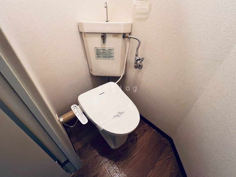トイレ　嬉しい温水洗浄便座付きのトイレです。