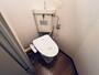 トイレ　嬉しい温水洗浄便座付きのトイレです。