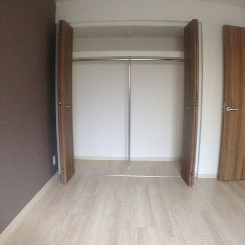 収納　※同建物の別のお部屋の写真です。