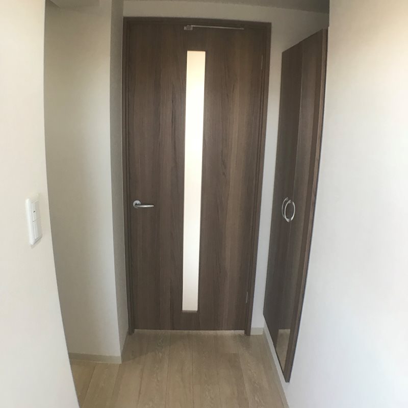玄関　※同建物の別のお部屋の写真です。