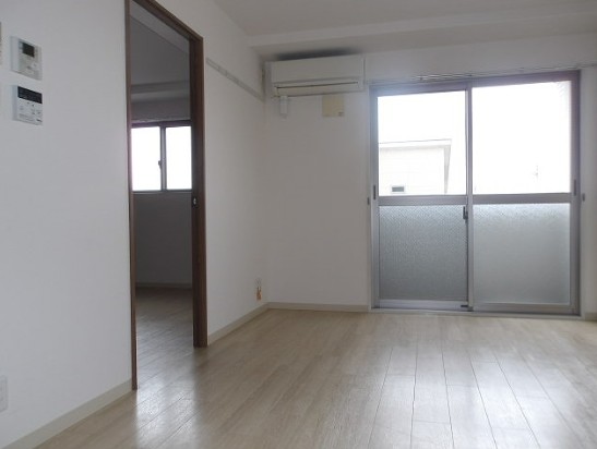 居室・リビング　※同建物の別のお部屋の写真です。