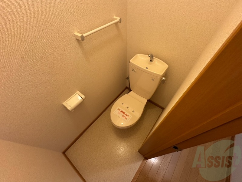 トイレ　こちらはトイレです。清潔感があり、安心して使用できます。