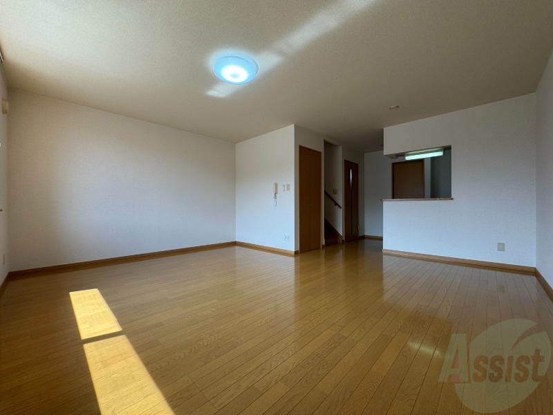 居室・リビング　広くてキレイなお部屋が広がっていて、充実した生活が送れそう。