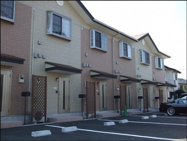 建物外観　上下階の音が気にならないテラスハウスタイプです。