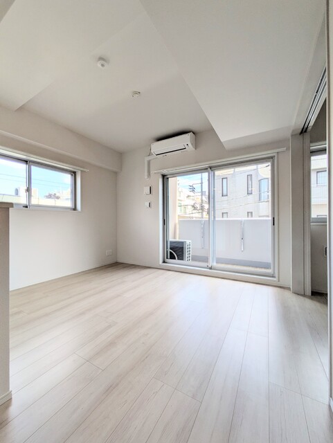 居室・リビング　☆ＬＤＫ１０．６帖☆　※同間取り別号室の写真です