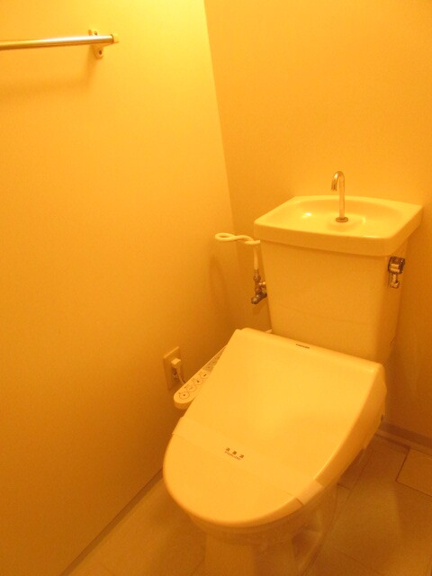 トイレ　温水洗浄便座