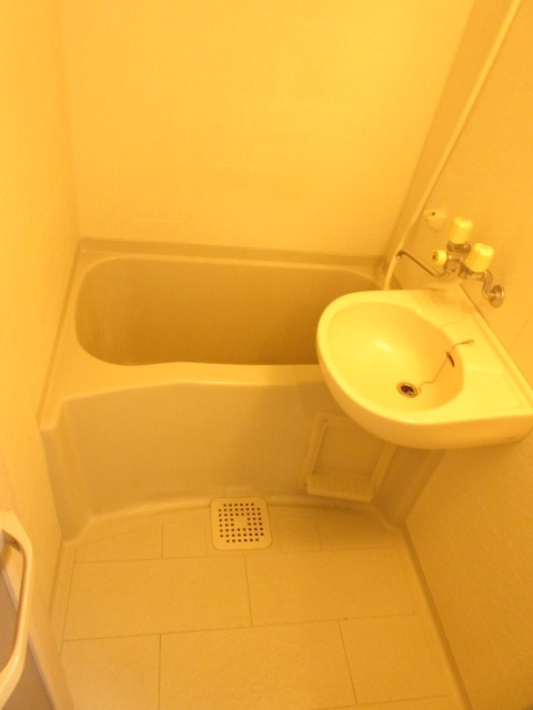 バス・シャワールーム　浴室水栓は温度調整しやすいサーモ混合水栓です