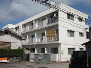 松山市山越のマンションの建物外観