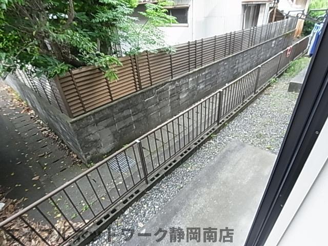 【静岡市駿河区中島のアパートの庭】