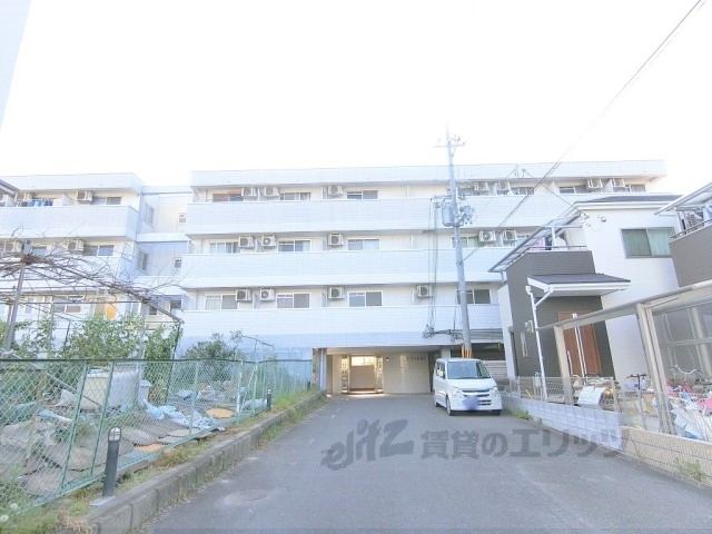京田辺市薪小山のマンションの建物外観