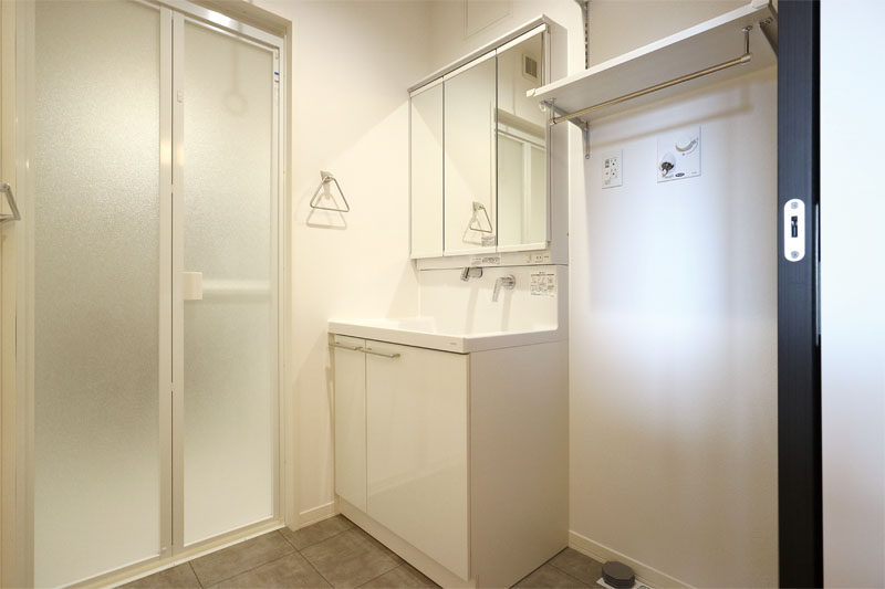 洗面設備　※写真は同物件の別部屋です
