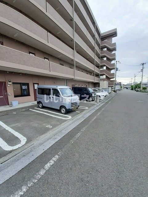 【新居浜市坂井町のマンションの駐車場】