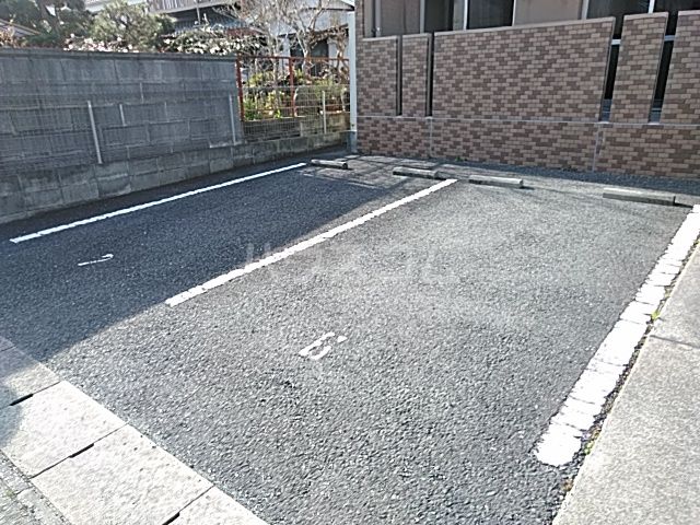 【豊川市四ツ谷町のマンションの駐車場】