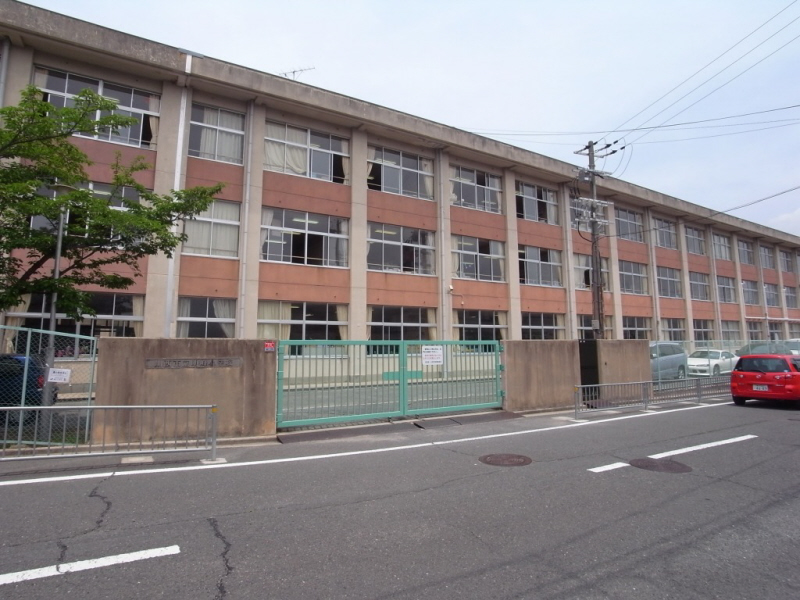 【LOHAUS川西鼓が滝の小学校】