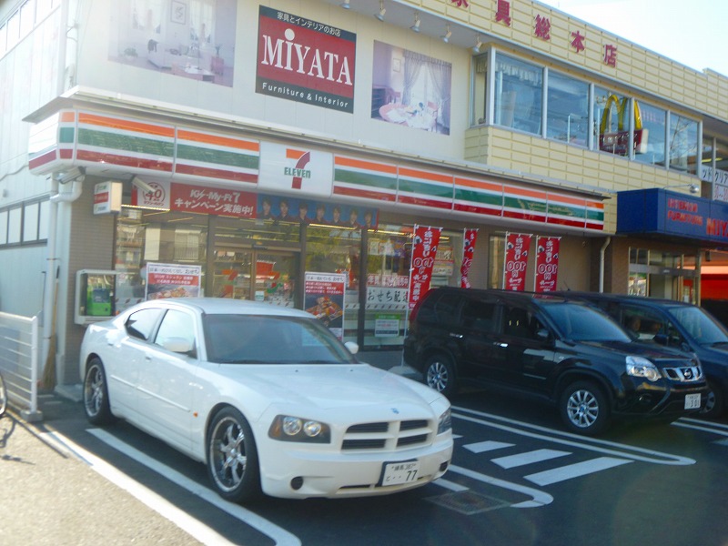 コンビニ　セブンイレブン（コンビニ）まで891m