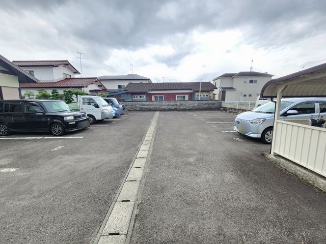 【柴田郡大河原町字幸町のアパートの駐車場】