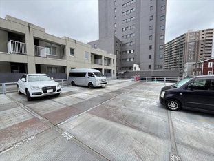 【札幌市中央区南十八条西のマンションの駐車場】