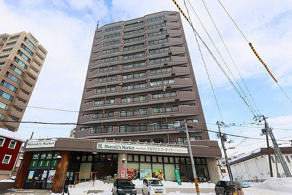 札幌市中央区南十八条西のマンションの建物外観