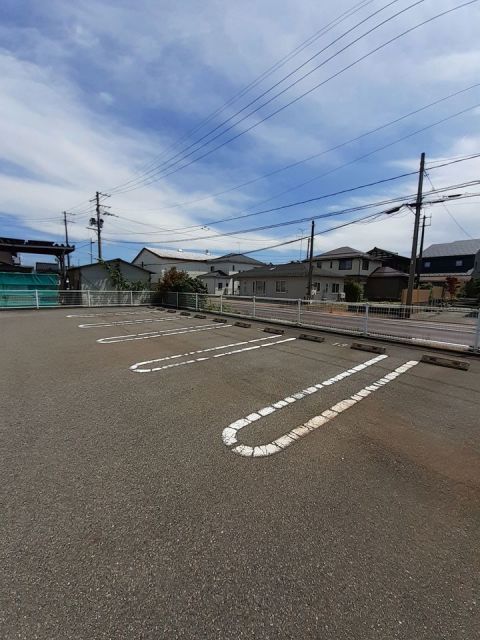 【村上市岩船駅前のアパートの駐車場】