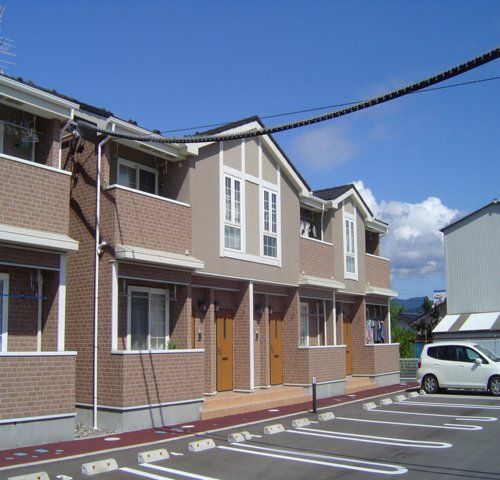 村上市岩船駅前のアパートの建物外観