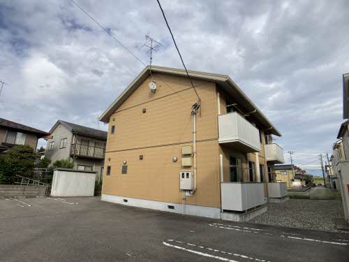 高岡市三女子のアパートの建物外観