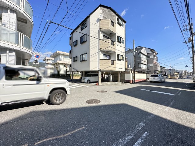 高知市八反町のマンションの建物外観