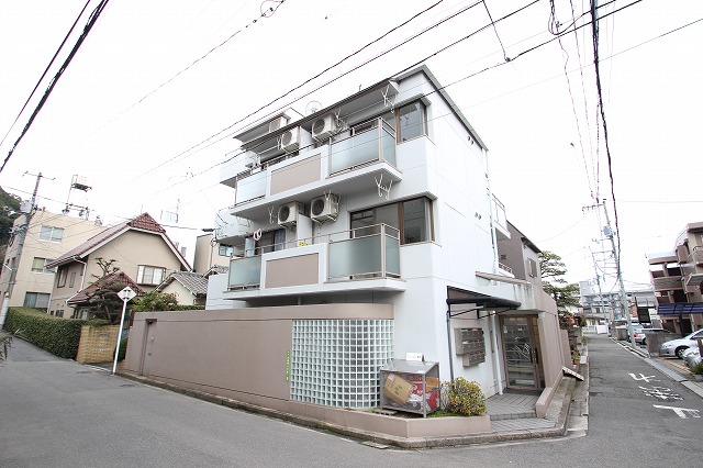 【広島市東区牛田中のマンションのエントランス】