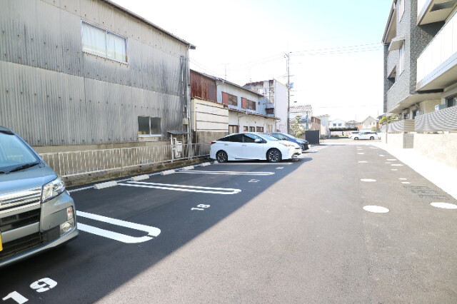 【都窪郡早島町前潟のマンションの駐車場】