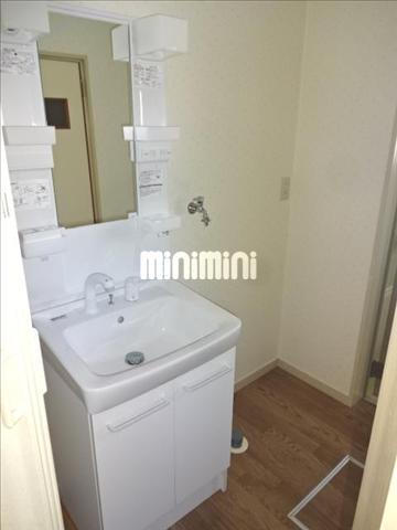 洗面設備　女性にうれしい洗髪化粧洗面台です。