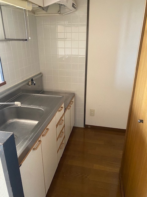 キッチン　背面に洗濯機置場あり