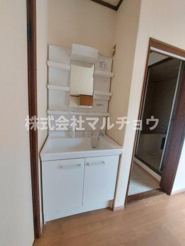 洗面設備　独立洗面台、朝の身支度には欠かせません