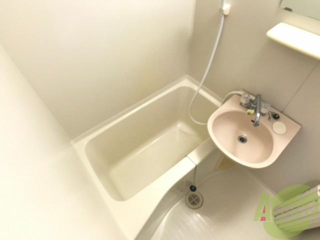 バス・シャワールーム　浴室はシンプル。一人暮らしには十分な広さですね。