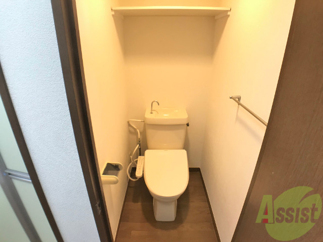 トイレ　温水洗浄便座があるのは嬉しいですね。安心して座りましょう。