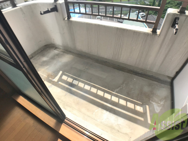 バルコニー　バルコニーは広め。南向きなので温かい光が差し込みます。