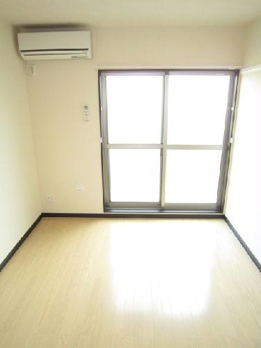 居室・リビング　1F洋室/玄関側から撮影