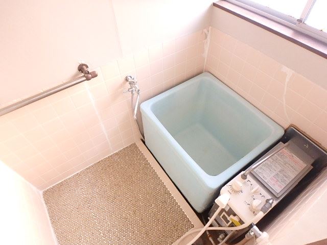 バス・シャワールーム　お風呂に窓があり換気もできますね