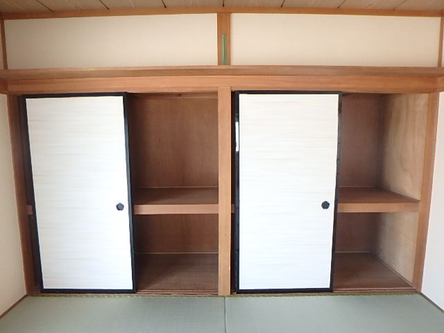 収納　押入れも２間あり、大容量収納可能です