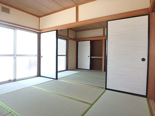 居室・リビング　６帖の和室が２つあり広々しています