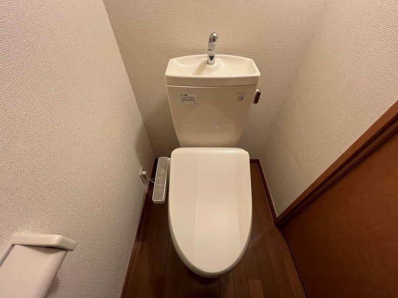 トイレ　温水洗浄便座です。