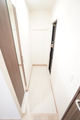 玄関　※同物件・反転タイプの写真です。